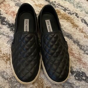 Steve Madden black quilted slip on